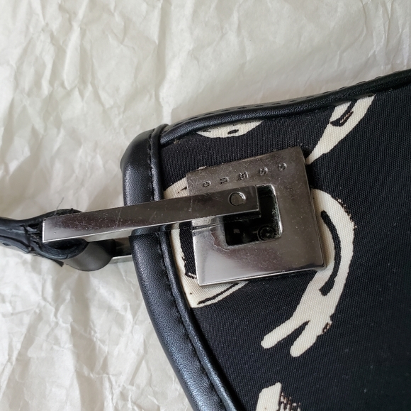 Guess print graffiti hobo handbag with magnetic closure - Picture 3 of 9